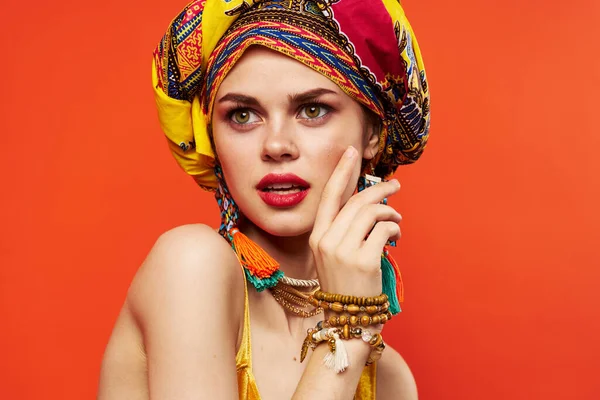 Donna attraente labbra rosse turbante sulla testa decorazione trucco emozioni — Foto Stock