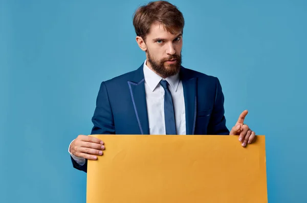 Émotionnel homme d'affaires jaune bannière publicité présentation exécutif bleu fond — Photo