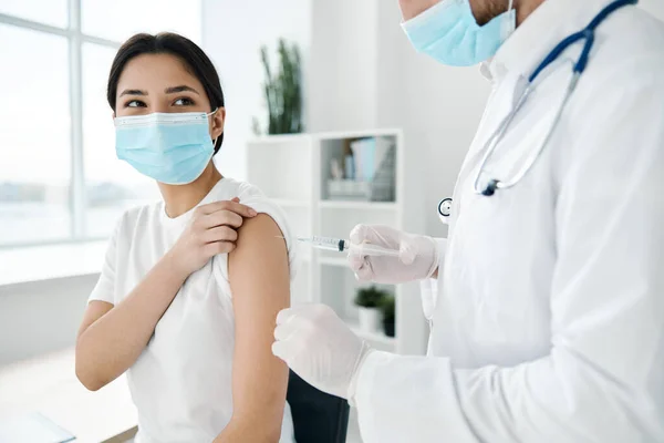 入院中の女性患者医療マスクと肩注射の流行ワクチン — ストック写真