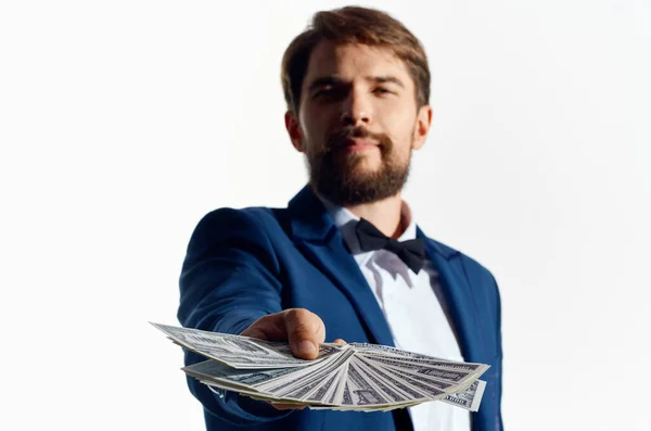 Un hombre con un traje clásico con un fajo de billetes de banco modelo de finanzas de negocios —  Fotos de Stock