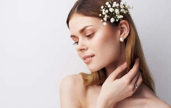 Hezká žena květiny V jejích vlasech atraktivní vzhled šarm bílé šaty — Stock fotografie