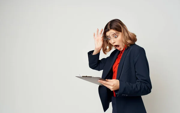 手の感情の作業所で文書と青いジャケットのビジネス女性 — ストック写真
