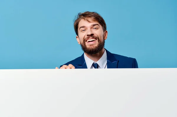 Uomo d'affari in abito gesticolando con le mani banner mocap presentazione sfondo blu — Foto Stock