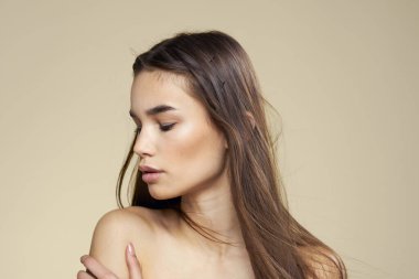 Güzel kadın çıplak omuzlar kozmetik cilt temizliği bej arka plan