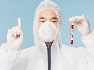 Covid-19 kan testi biyoteknoloji araştırması yapan bir bilim adamı.
