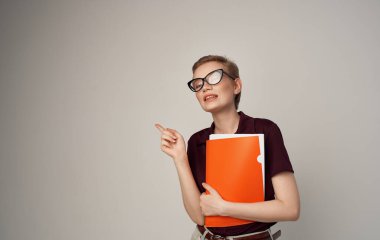 Nüfusu olmayan güzel bir kadın. Elinde resmi turuncu dosya var.