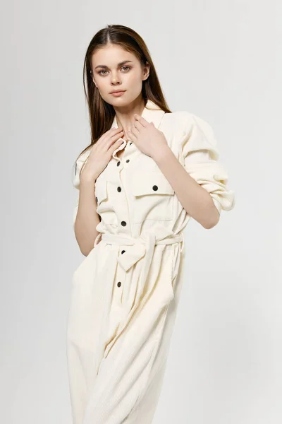 Модная женщина в белом комбинезоне — стоковое фото