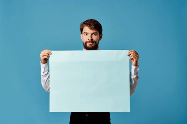 Hombre de negocios publicidad banner trabajo ejecutivo fondo azul — Foto de Stock