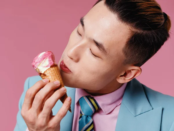 アジアの男とともにアイスクリームで手とブルージャケットタイ — ストック写真