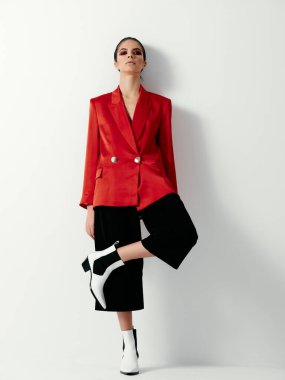 Modern tarz hafif arka planda güzel bir kadın.