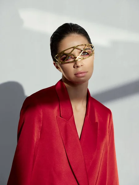 Vrouw in rode jas accessoires op gezicht decoratie — Stockfoto