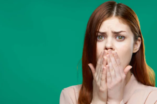Эмоциональная женщина удивлен взгляд эмоции рука жесты зеленый фон — стоковое фото