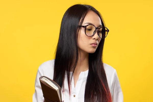 Asiatico donna con occhiali studente primo piano giallo sfondo — Foto Stock