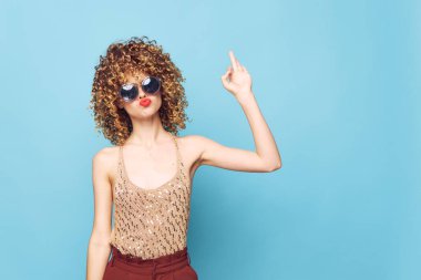 Güzel bir kadın kıvırcık saçlı, duygusal kırmızı dudaklı, stüdyo modelini temsil ediyor. 