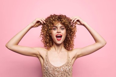 Güzel kadın kıvırcık saçlı elbise kırmızı dudak pullu gömlek arka plan