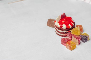 Kırmızı pasta tatlılar lezzetli tatlılar tabaklar ahşap arka planda