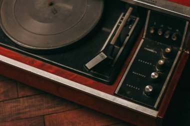 kırmızı gramofon plak çalar eski nostalji ahşap arka plan