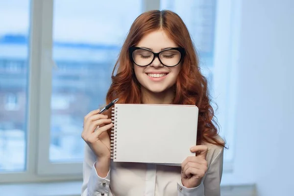 Obchodní žena v bílé košili s notebookem v rukou kancelářských profesionálů — Stock fotografie