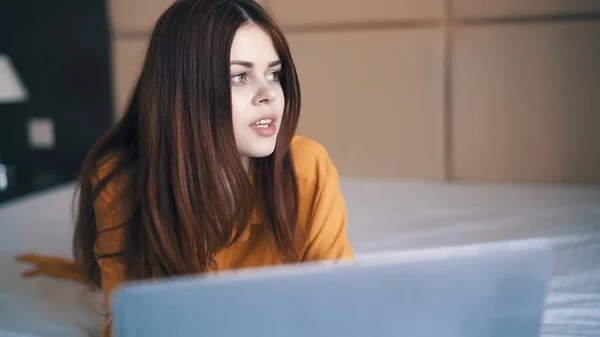 Vrolijk vrouw ligt in bed in de voorkant van laptop internet vakantie — Stockfoto