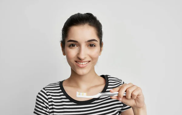 Mulher em t-shirt listrada escova de dentes higiene da saúde dental — Fotografia de Stock