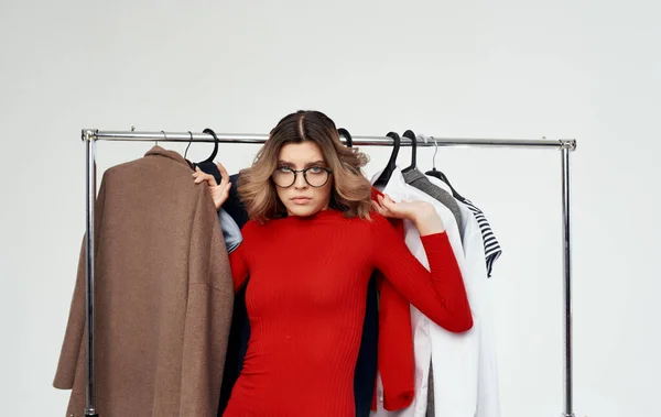 Женщина обнимает одежду в гримерке в стиле моды — стоковое фото