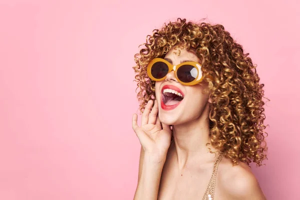 Гарненька жінка Широкий відкритий рот модні окуляри студія sequin сорочки — стокове фото