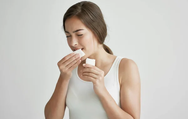 Kvinna torka ansiktet med en näsduk känsla ohälsa kyla — Stockfoto