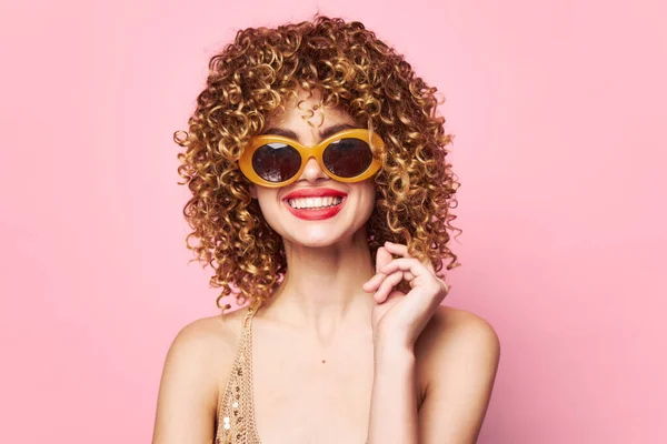 Női portré Mosoly divatos szemüveg göndör haj Stúdió varázsa — Stock Fotó