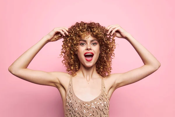 Mulher bonita cabelo encaracolado vestido lábios vermelhos lantejoulas camisa fundo — Fotografia de Stock