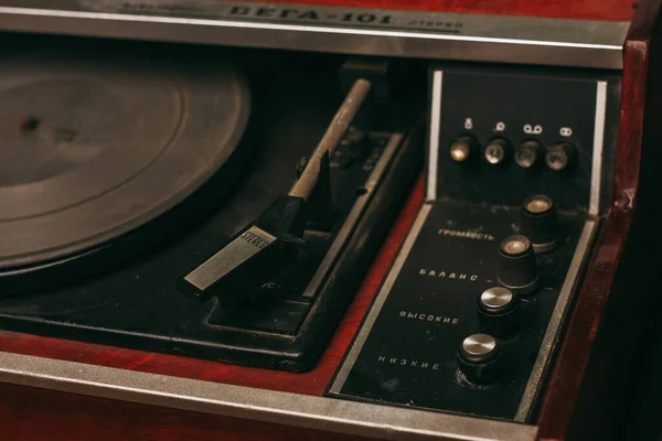 Bitte retro gramophon musik player im klassischen stil schallplatten — Stockfoto