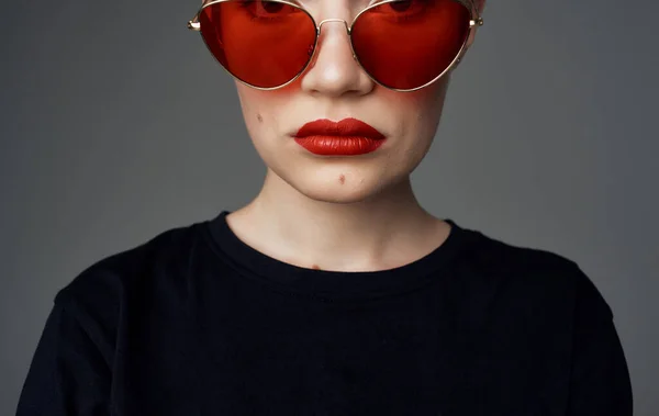 Mujer bonita gafas oscuras maquillaje labios rojos pelo corto de cerca —  Fotos de Stock