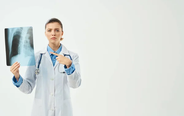 Доктор в медицинском халате с рентгеновским снимком жестом руками копирует космические эмоции — стоковое фото