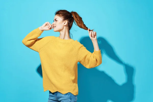 Bella donna in maglione giallo attraente guardare emozioni primo piano sfondo blu — Foto Stock