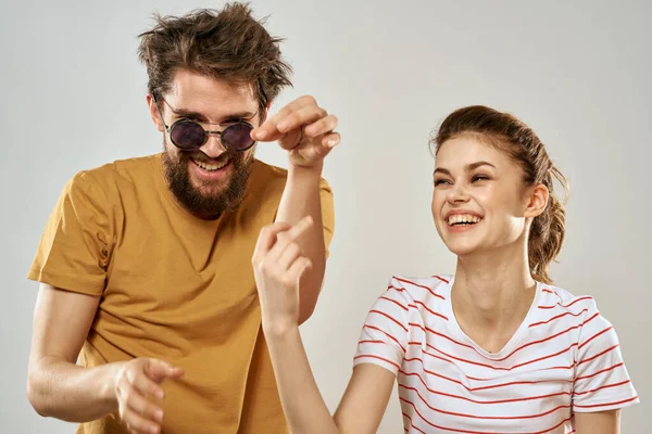 Man in sunglasses next to woman in communication fun friendship lifestyle — Stock Photo, Image