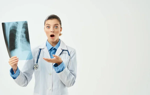 Доктор в медичній сукні з рентгенівським зображенням жестикулює руками Копіювати Простір емоції — стокове фото