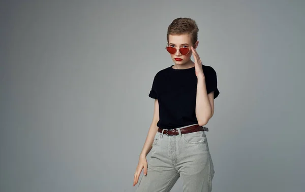 Krásná žena sluneční brýle módní oblečení elegantní styl krátký sestřih Studio — Stock fotografie