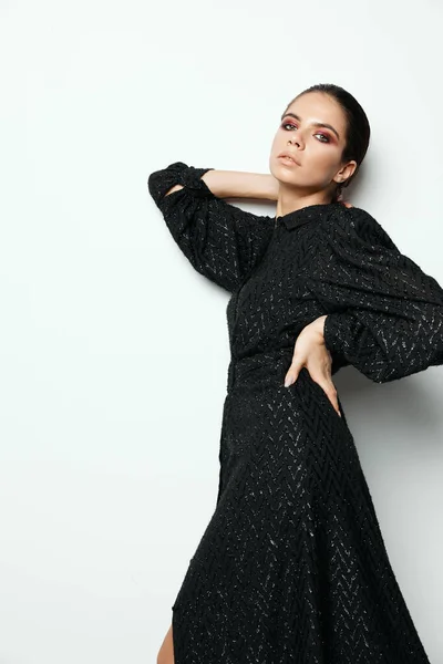 Brunett i svart klänning modern stil attraktiv look — Stockfoto