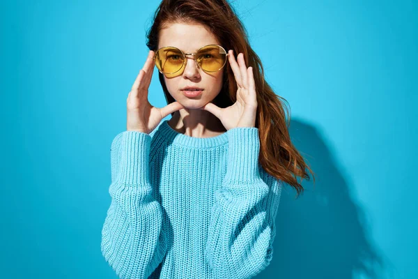 Mulher alegre em emoções de óculos suéter azul estilo de vida close-up — Fotografia de Stock