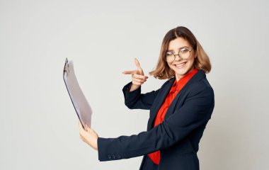 Gözlüklü ve klasik takım elbiseli iş kadını duygularıyla finans sektörüne girdi.