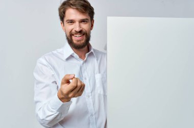 Gömlek giymiş bir adam. Beyaz pankart reklamcısı.