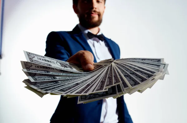 Rik kille med en bunt räkningar pengar klassiska kostym gest med händerna — Stockfoto