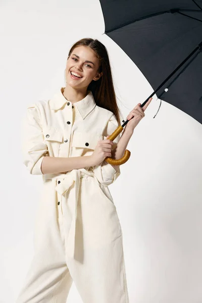 Mujer alegre paraguas abierto protección de la lluvia traje blanco moda — Foto de Stock
