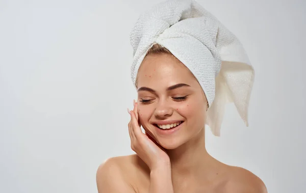 Wanita bahagia dengan handuk di kepalanya kosmetologi kulit bersih bahu telanjang — Stok Foto