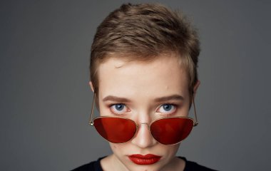 Güzel kadın koyu gözlükler makyaj kırmızı dudaklar yakın plan kısa saç