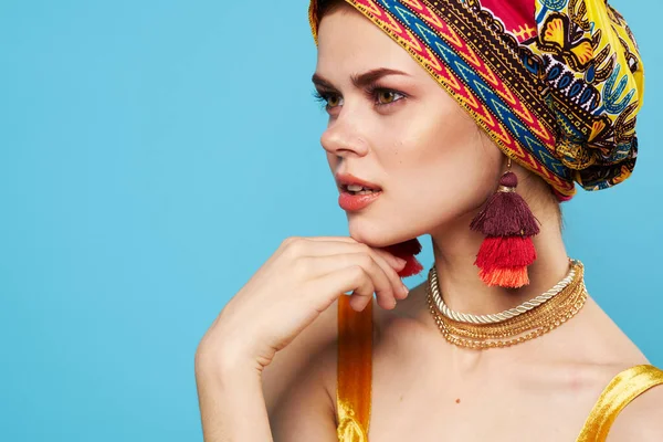 Vacker kvinna dekoration flerfärgad turban blå bakgrund etnicitet — Stockfoto