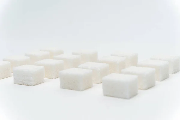 Sucre cubes uniformément espacés bonbons ingrédient fond clair — Photo