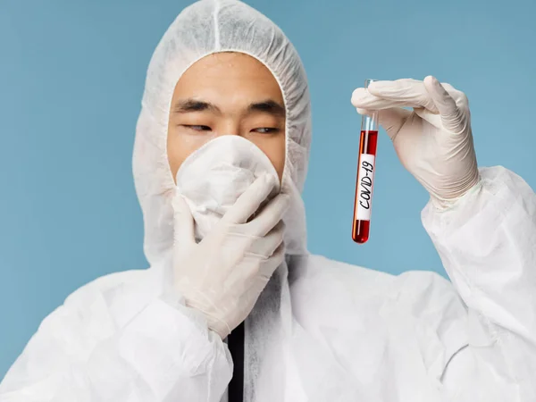 Чоловіча лабораторія асистент крові для аналізів ковадла-19 дослідження пандемії — стокове фото