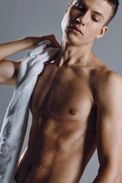 Uomo sportivo con asciugamano su spalle allenamento vista ritagliata primo piano — Foto Stock