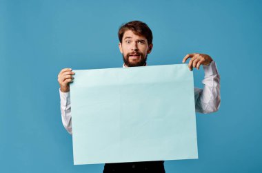Kravatlı adam afiş iletişimi mavi arka plan pazarlama