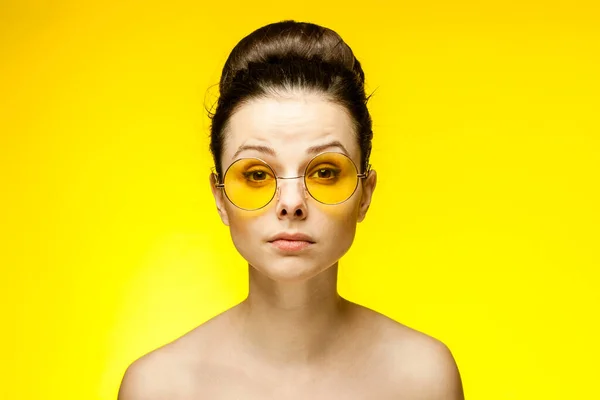 Güzel bir kadın. Çıplak omuzlar. Sarı gözlükler. — Stok fotoğraf